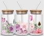 Preview: Drei 16 oz Glasbecher mit Bambusdeckel und gebogenem Glastrinkhalm, verziert mit floralen Motiven und bunten Schmetterlingen in Rosa-, Lila- und Grüntönen. Die kunstvollen Blumen- und Schmetterlingsdesigns verleihen den Bechern eine frühlingshafte, natürl